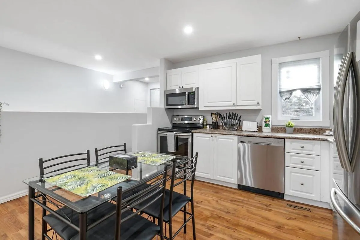 New Renovated Home With Jacuzzi Winnipeg 0*,