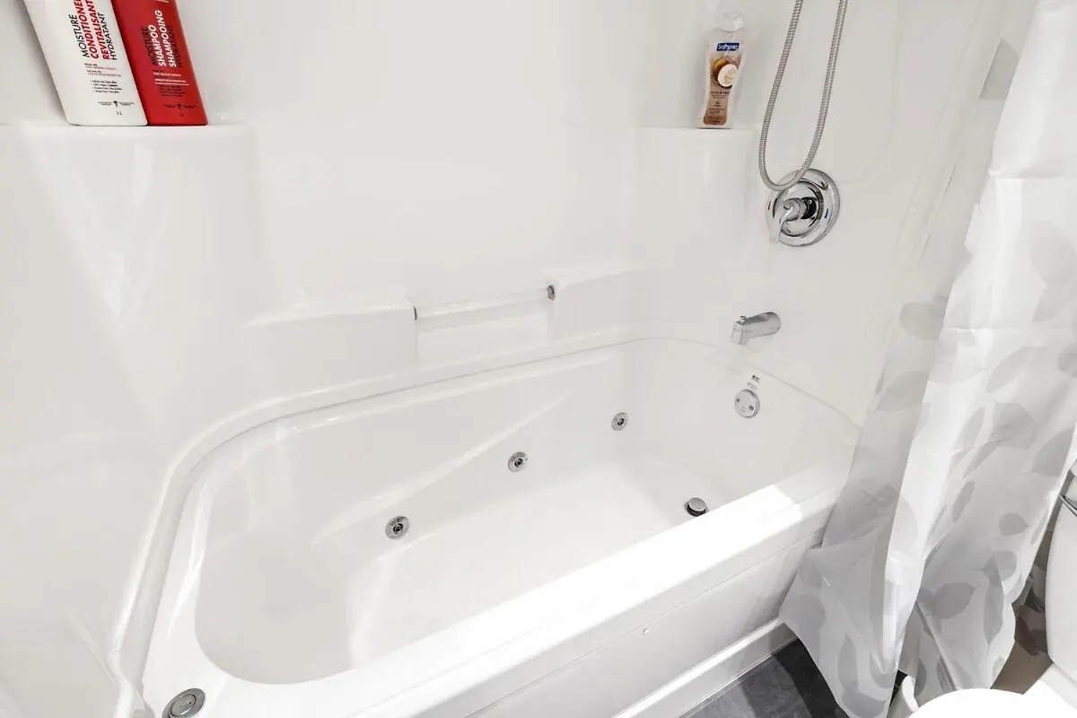 New Renovated Home With Jacuzzi Winnipeg