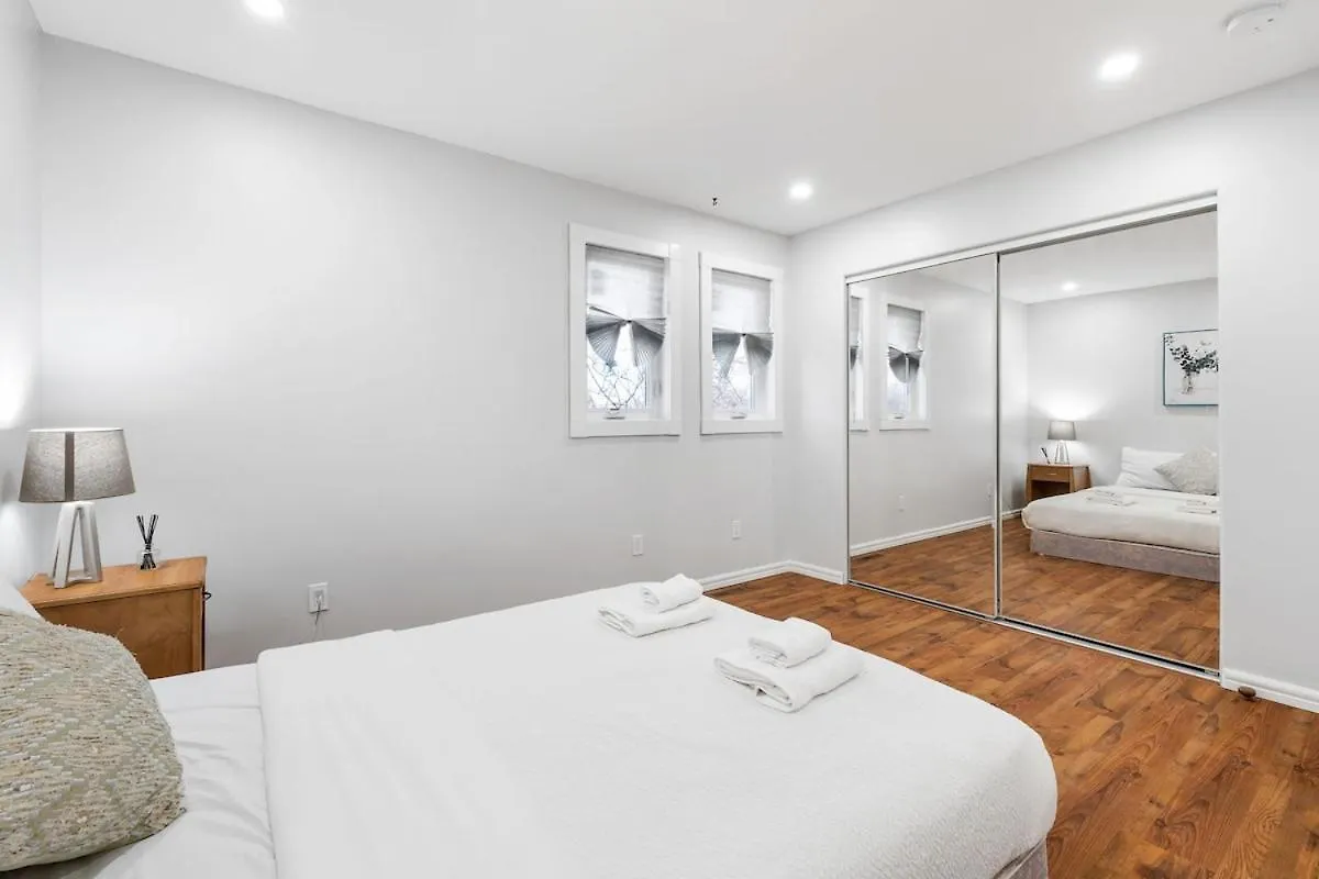 New Renovated Home With Jacuzzi Winnipeg 0*,
