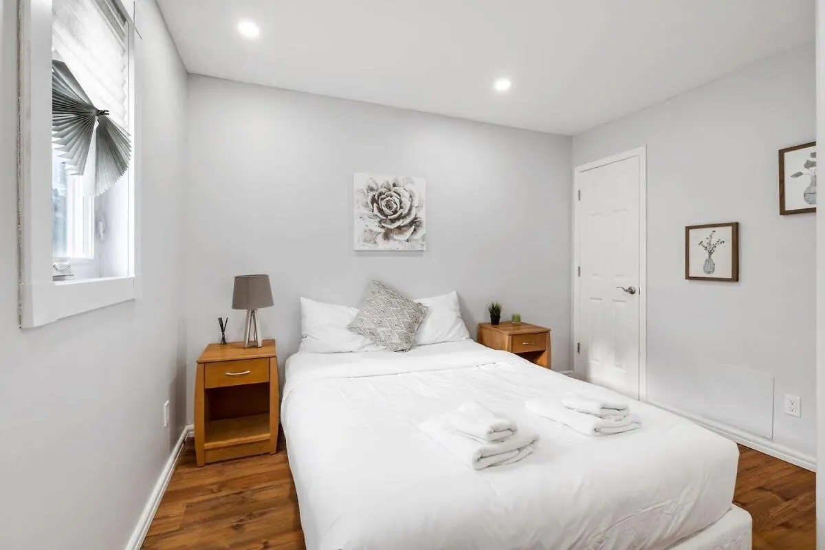 New Renovated Home With Jacuzzi Winnipeg Holiday home