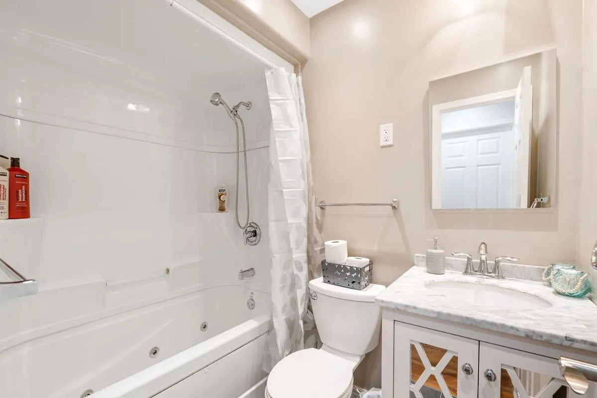 New Renovated Home With Jacuzzi Winnipeg Holiday home