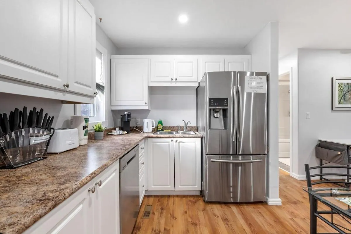 New Renovated Home With Jacuzzi Winnipeg Canada