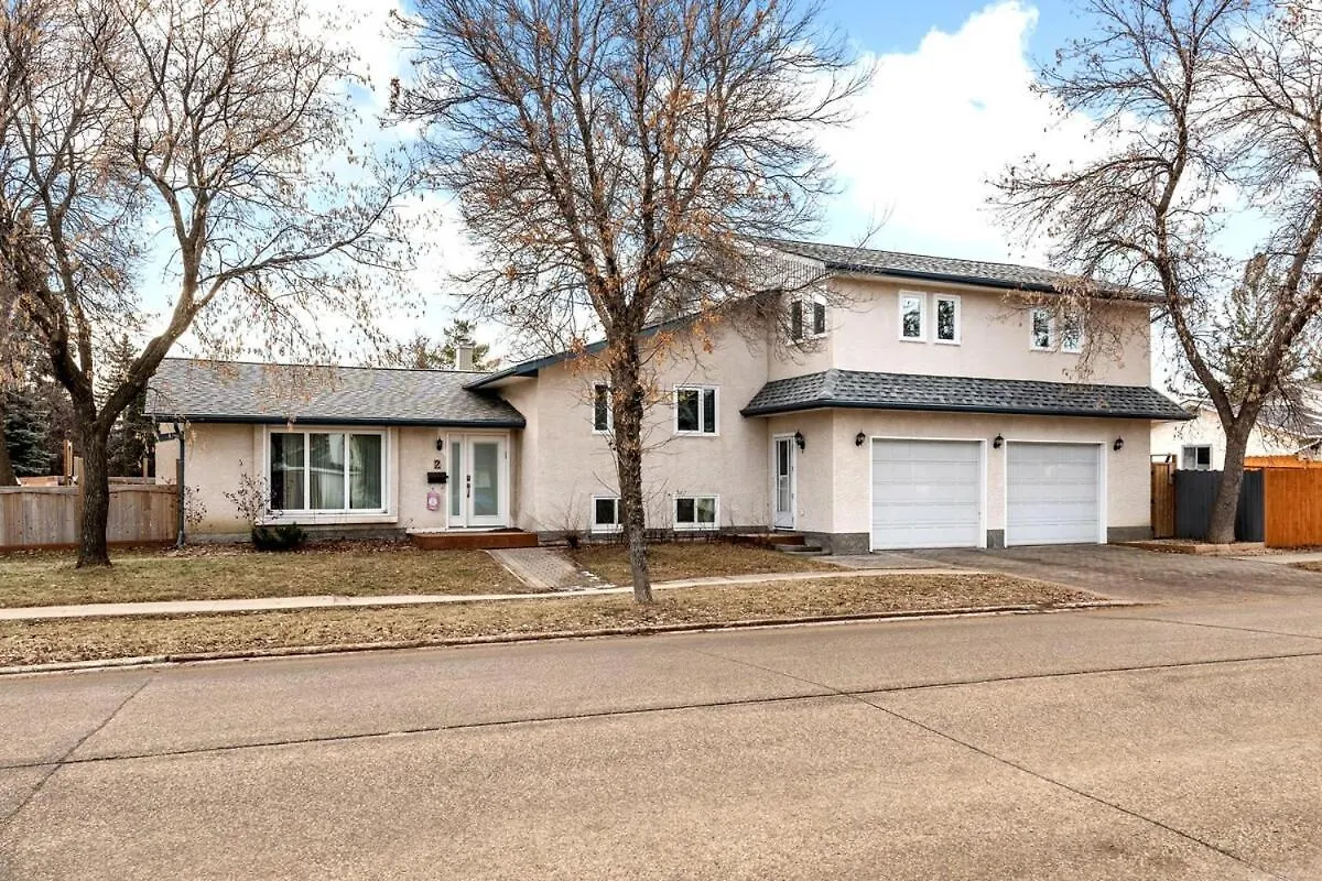 New Renovated Home With Jacuzzi Winnipeg Holiday home