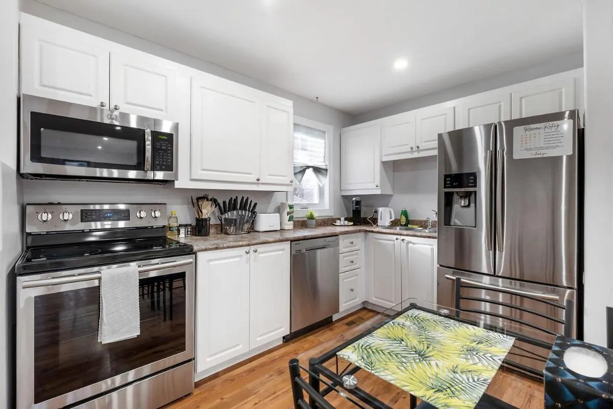 New Renovated Home With Jacuzzi Winnipeg Holiday home
