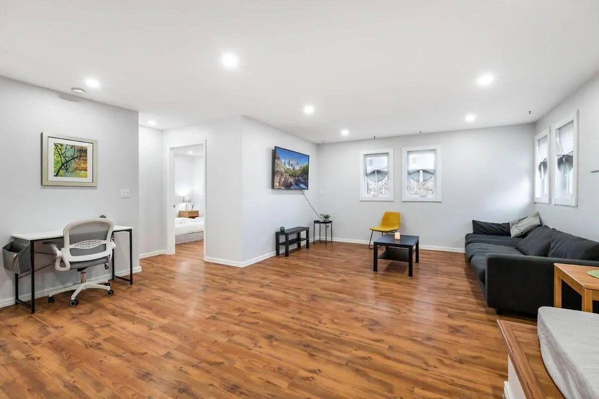 New Renovated Home With Jacuzzi Winnipeg 0*,  Kanada