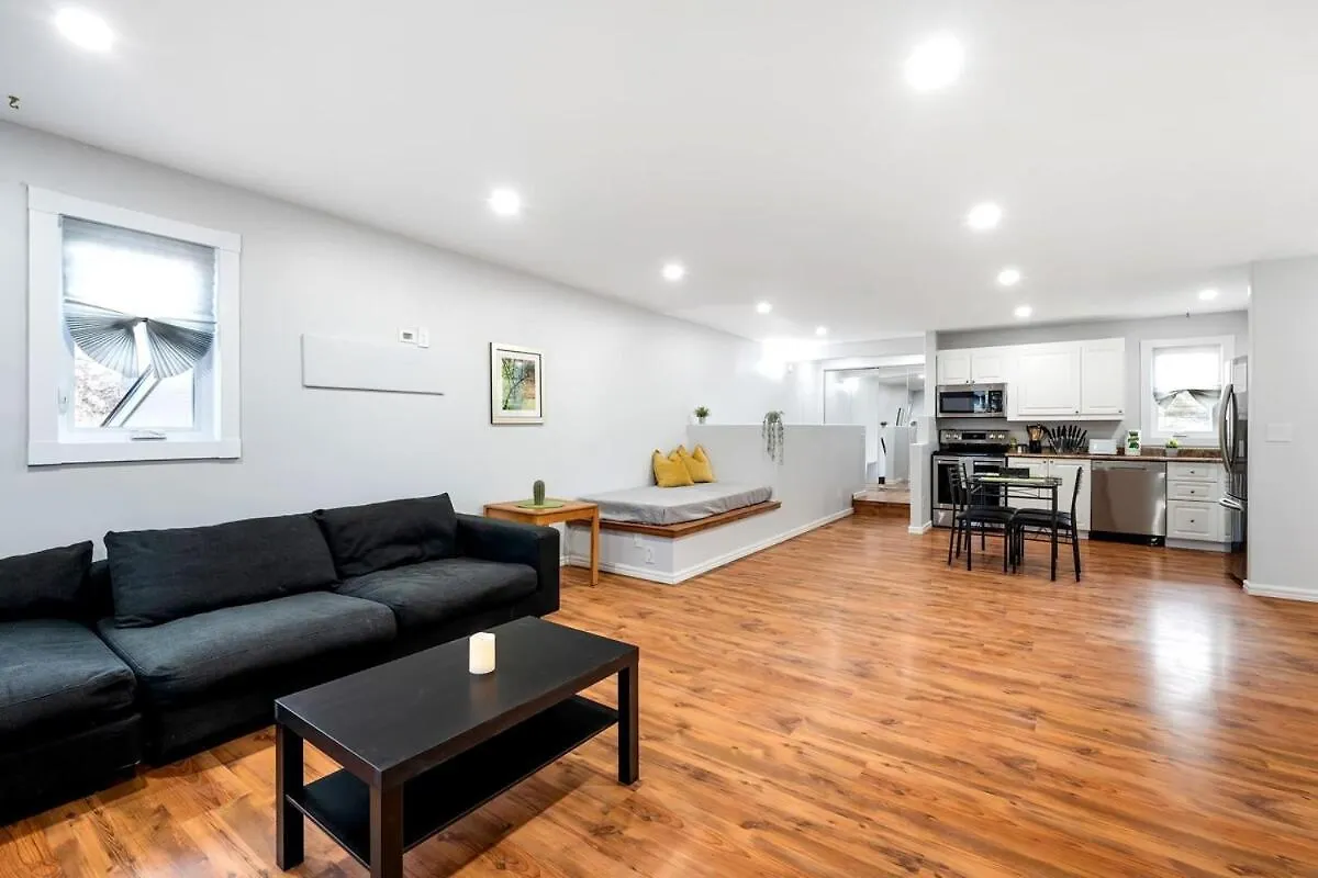 New Renovated Home With Jacuzzi Winnipeg 0*,