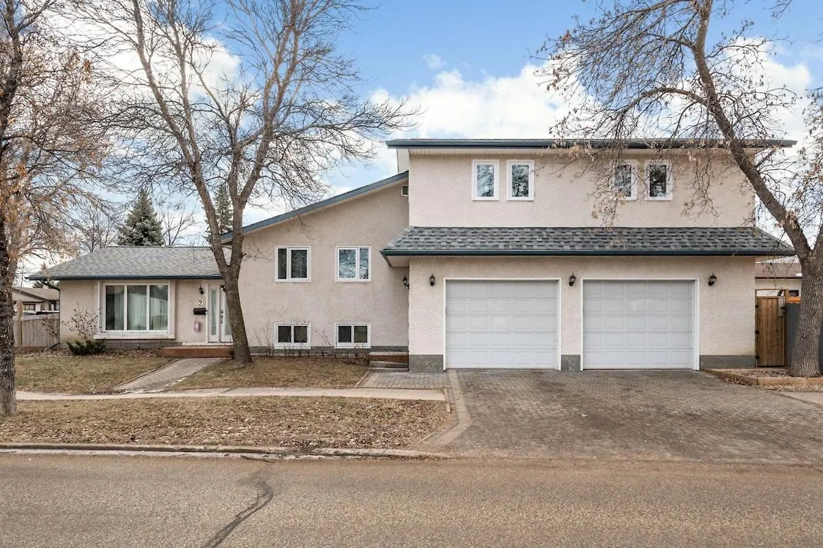 New Renovated Home With Jacuzzi Winnipeg 0*,  Kanada